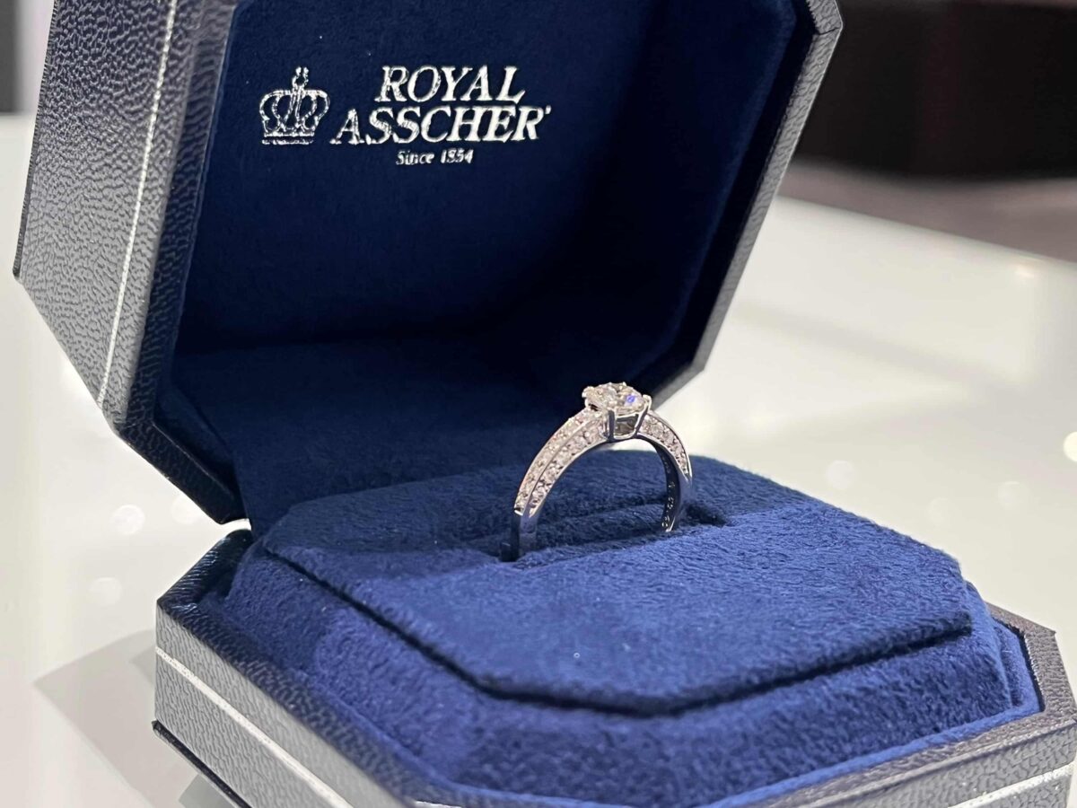 パヴェの婚約指輪　ロイヤル・アッシャー